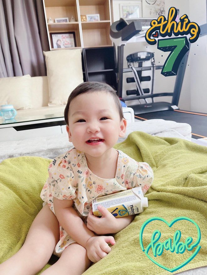 Em bé càng lớn càng xinh và thông minh.