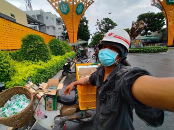 Ôm trọn người nghèo mùa giãn cách ở SG: Chú ơi, con tặng bánh ăn nè, hổng có bán đâu…