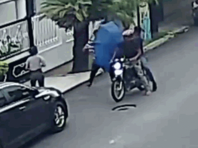 Clip Eva - Clip: Bị cướp giữa đường, nam thanh niên có màn phản đòn "cực gắt"