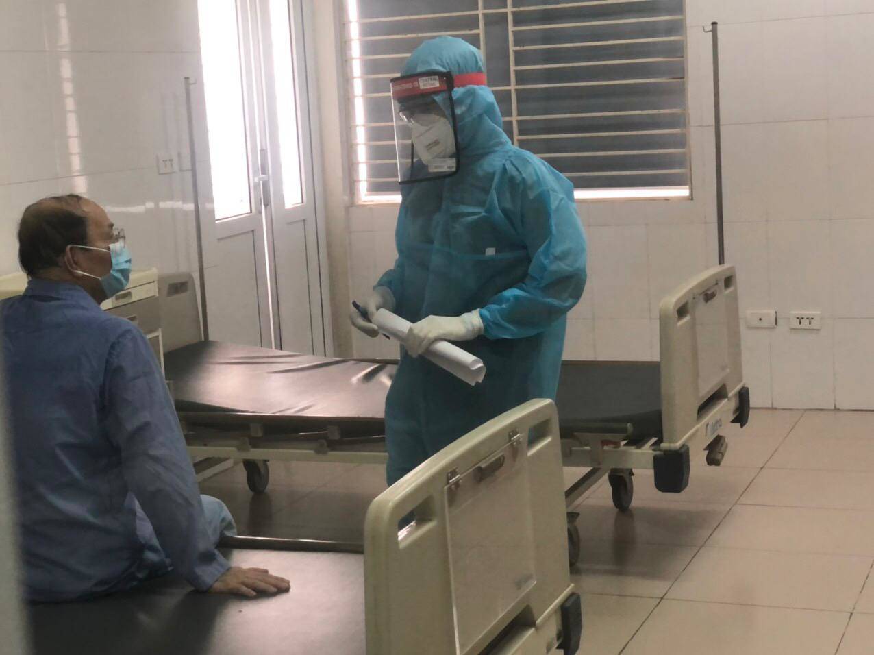 Tư vấn, hướng dẫn bệnh nhân COVID-19 theo dõi sức khoẻ- Ảnh: Đặng Thanh