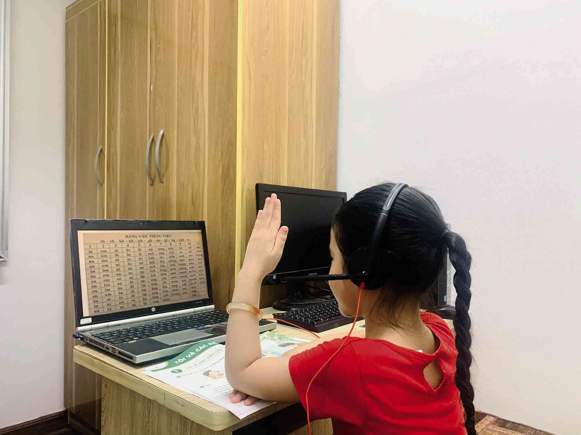 Do ảnh hưởng bởi dịch bệnh COVID-19, nhiều phụ huynh lo lắng khi con học lớp 1 khó tựu trường vào ngày 23/8. Ảnh minh họa: Trần Mạnh