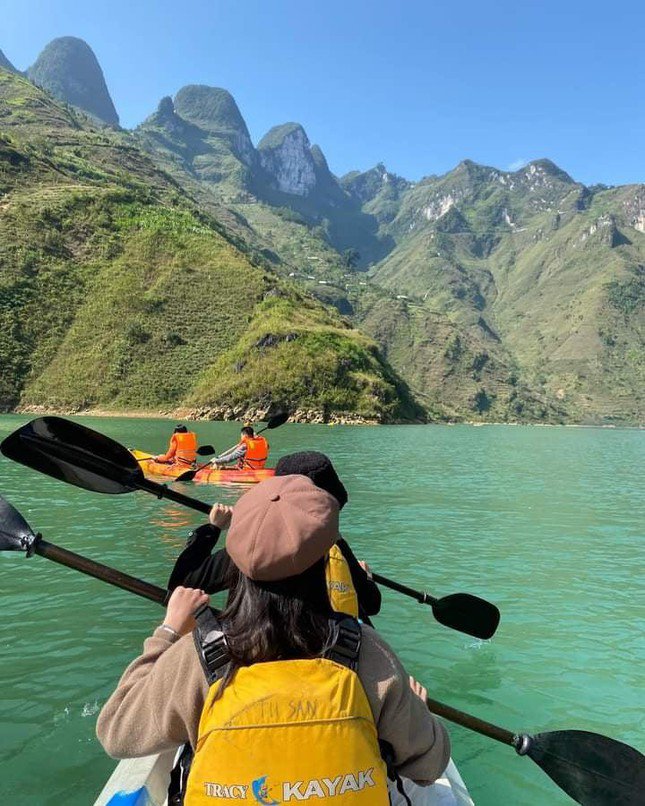 Chèo thuyền khám phá sông Nho Quế - Ảnh: Lê Hương Giang img src/upload/3-2021/images/2021-08-14/1628923864-228207118-808262763217727-1183540110641791664-n-3260.jpg width660 /