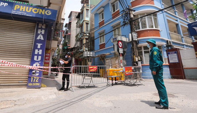 Lực lượng chức năng thiết lập vùng cách ly 1 khu vực ở quận Đống Đa, Hà Nội - Ảnh: Ngô Nhung