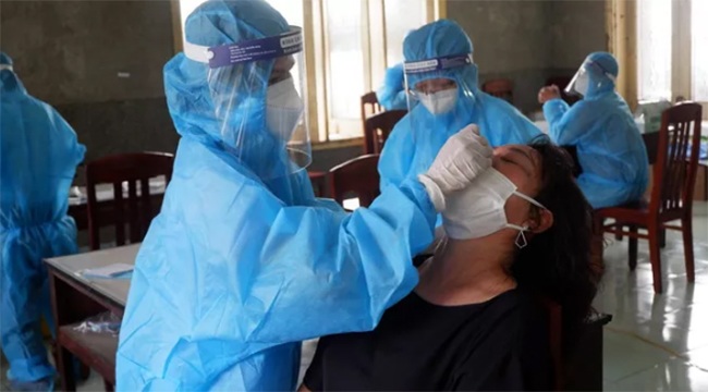 Nhân viên y tế Bình Định lấy mẫu xét nghiệm Covid-19 cho người dân địa phương