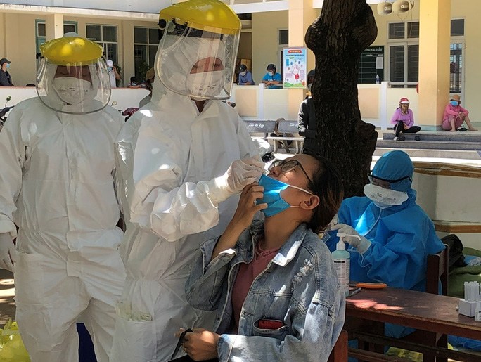 Nhân viên y tế lấy mẫu xét nghiệm người cách ly. Ảnh: T.Trực