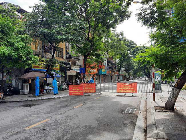 Lực lượng chức năng lập ràp chắn nơi có ca dương tính SARS-CoV-2 trên địa bàn TP.Hà Nội.