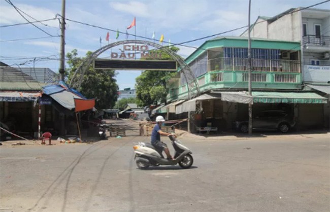 Lực lượng chức năng phong tỏa chợ đầu mối Vinh sau khi phát hiện ca mắc Covid-19