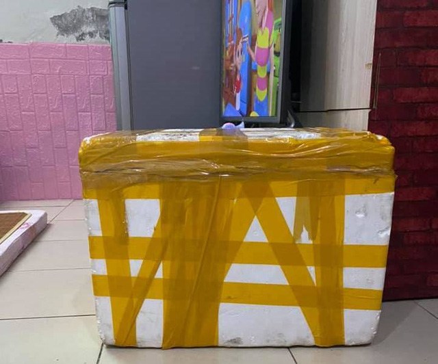 Chỉ một thùng hải sản có trọng lượng chưa đến 50kg, chị Thu phải chi trả đến 300.000 đồng cho chi phí vận chuyển. Số này chưa tính chi phí giao hàng trong nội thành với các đơn hàng lẻ. Ảnh: NVCC