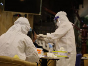 Tin tức - COVID-19 14/8: Con cách ly tại nhà, mẹ vẫn tụ tập đánh bài, vài ngày sau thành ổ dịch lớn