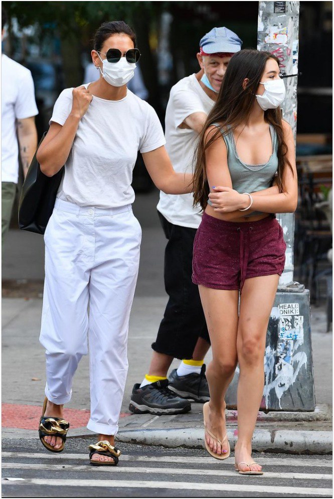 Suri ăn mặc khá táo bạo khi đi ăn tối cùng mẹ.