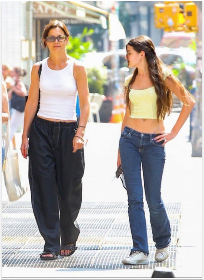 Suri từng được khen ngợi phong cách hơn hẳn mẹ Katie.