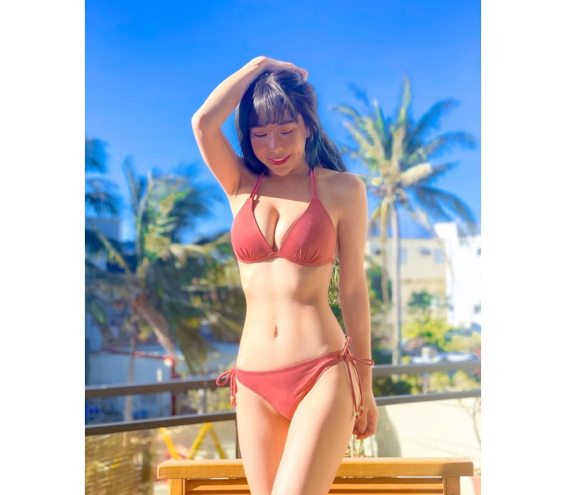 Ngoài thềm ngực đầy, Zi Zi còn sở hữu thân hình vô cùng thon gọn, săn chắc. Điều này được thể hiện rõ qua những bức hình cô nàng diện bikini kiệm vải.
