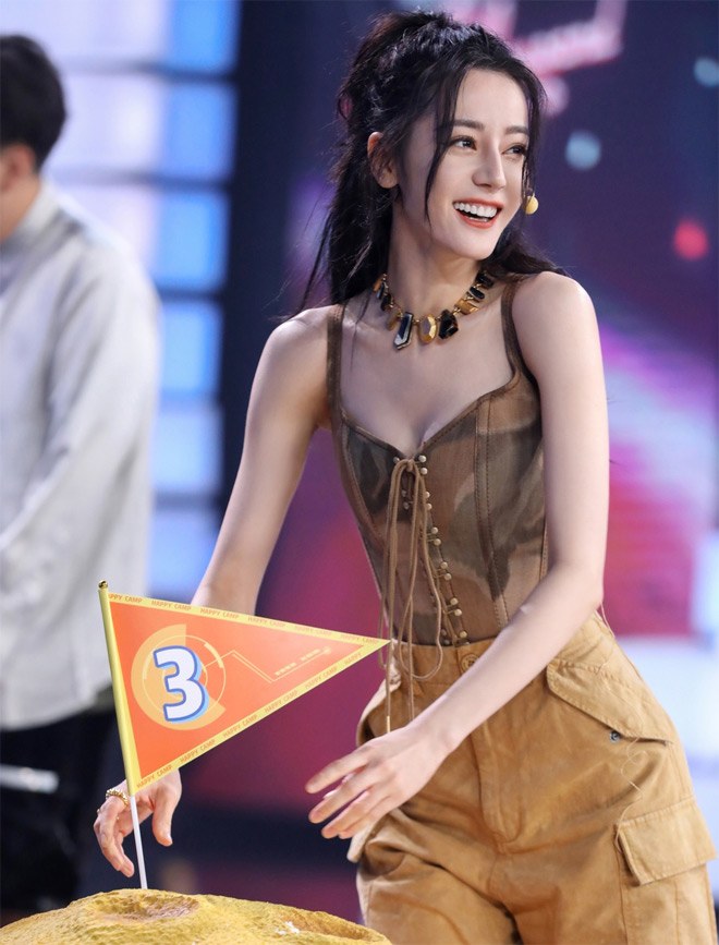 Địch Lệ Nhiệt Ba thời gian này gầy hơn trước, vòng eo bé tí.