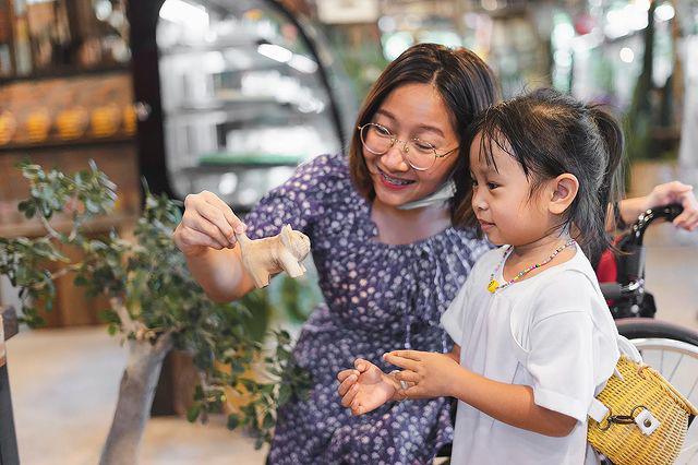 Người mẹ cụt chân oằn mình ôm con gái và câu chuyện khiến bao người rơi nước mắt - 9