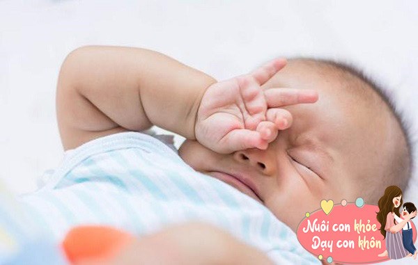 Một số trẻ có thể gặp các vấn đề về thể chất, chất lượng giấc ngủ kém nên thường xuyên thức giấc và khóc đêm.