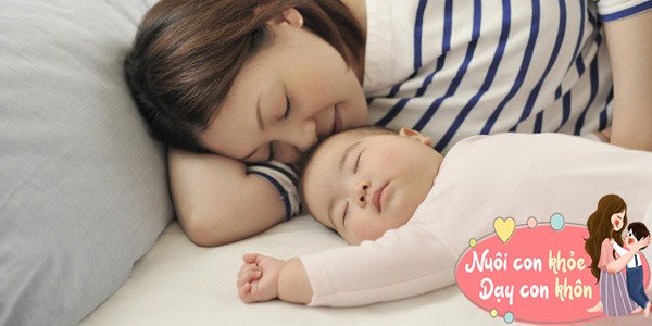 Sự đồng hành của mẹ, phản ứng kịp thời, môi trường ngủ thoải mái và đúng giờ sẽ giúp trẻ không quấy khóc và chìm vào giấc ngủ yên bình. 