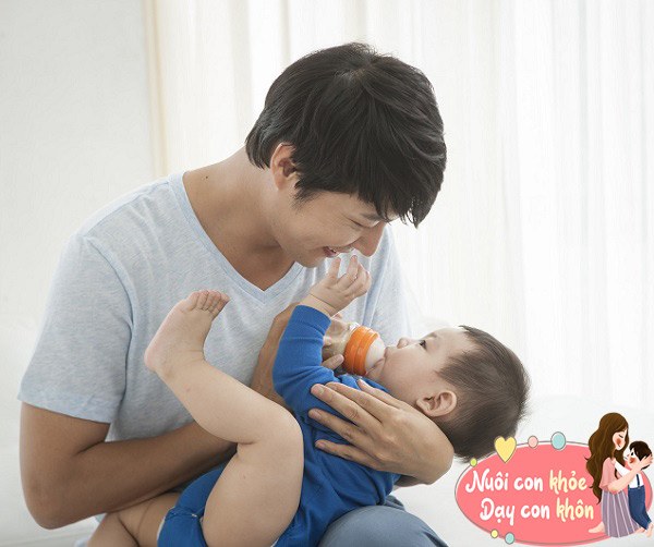 Khi trẻ thức giấc vì quấy khóc lúc nửa đêm, nếu chỉ vỗ về không thể giúp bé ngủ lại, cha mẹ có thể cho trẻ uống sữa trước để xem trẻ có tỉnh giấc vì đói không, vì có thể do trẻ thật sự đói.