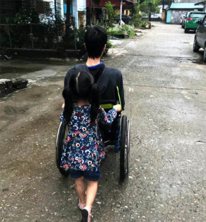 Đơn thân nuôi con, ông bố Hà Nội ngồi xe lăn được hotgirl bế lên xe 3 tỷ mỗi ngày - 4