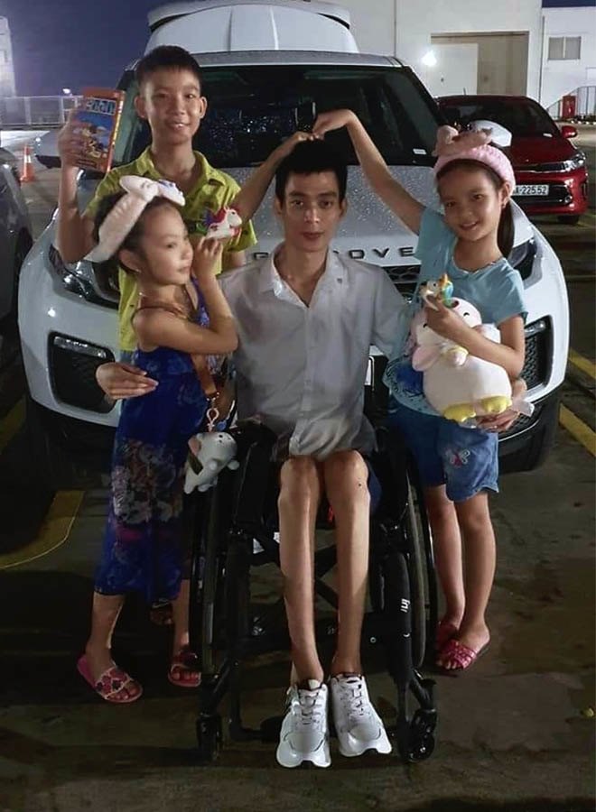 Đơn thân nuôi con, ông bố Hà Nội ngồi xe lăn được hotgirl bế lên xe 3 tỷ mỗi ngày - 5
