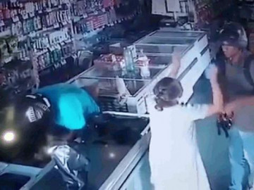  Clip: Đi cướp gặp cụ bà nhiệt tình cho tiền, tên cướp phản ứng bất ngờ 