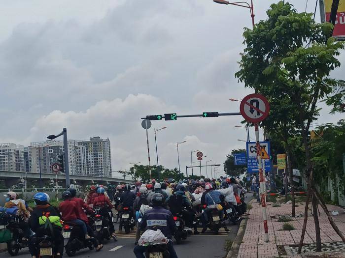 Theo ghi nhận của PV Báo Giao thông, sáng 15/8, hàng trăm người dân đi xe máy ùn ùn đổ về quê sau khi hay tin TP.HCM thực hiện giãn cách xã hội theo Chỉ thị 16 thêm 1 tháng nữa.