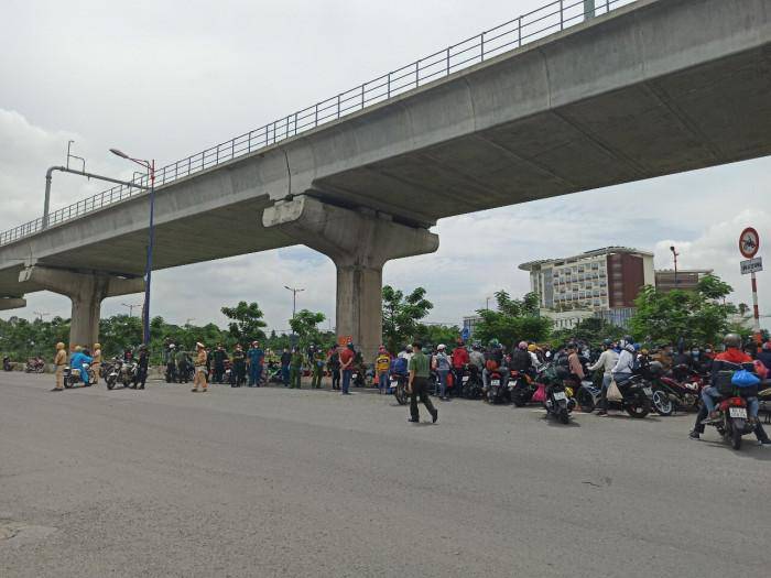 Công an thành phố Thủ Đức đã huy động lực lượng có mặt giải thích, phát thông báo khuyên người dân trở về nơi tạm trú.