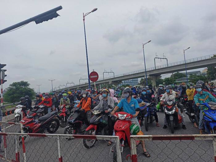 Khoảng 8h, khu vực cửa ngõ phía Đông đoạn từ Suối Tiên về đường Hoàng Hữu Nam hướng qua các tỉnh Bình Dương, Đồng Nai bị ùn xe.