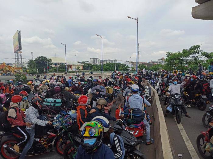 Nhiều người phản ứng, hô hào, nẹt pô xe, bóp còi xe gây huyên náo...