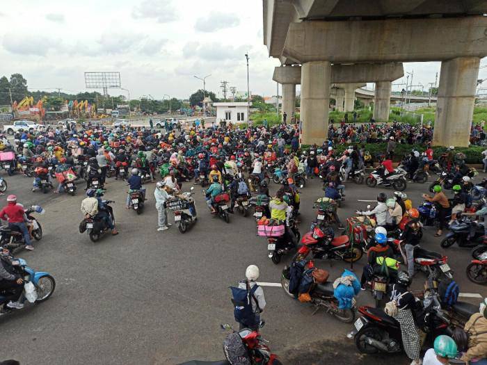 Tại khu vực bến xe Miền Đông mới, hàng trăm người vẫn phản ứng dữ dội, mặc dù lực lượng chức năng đã khuyên ngăn, vận động người dân không được quá khích.