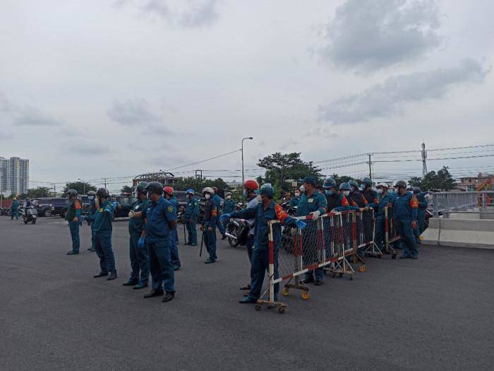 Đến trưa 15/8, lãnh đạo UBND thành phố Thủ Đức đã có mặt tuyên truyền, vận động người dân về nơi tạm trú, tránh tập trung đông người.