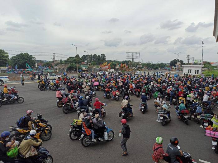 Theo một số chiến sĩ công an, từ sáng sớm, người dân đã đổ về quê rất đông, cơ quan chức năng căng mình vận động người dân thực hiện Chỉ thị 16 của Thủ tướng, ai ở đâu yên đó.