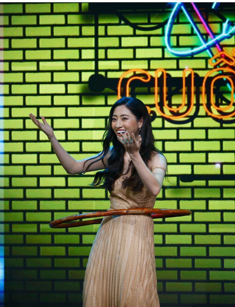 Cô còn trổ tài vừa lắc vòng, vừa làm toán siêu nhanh.