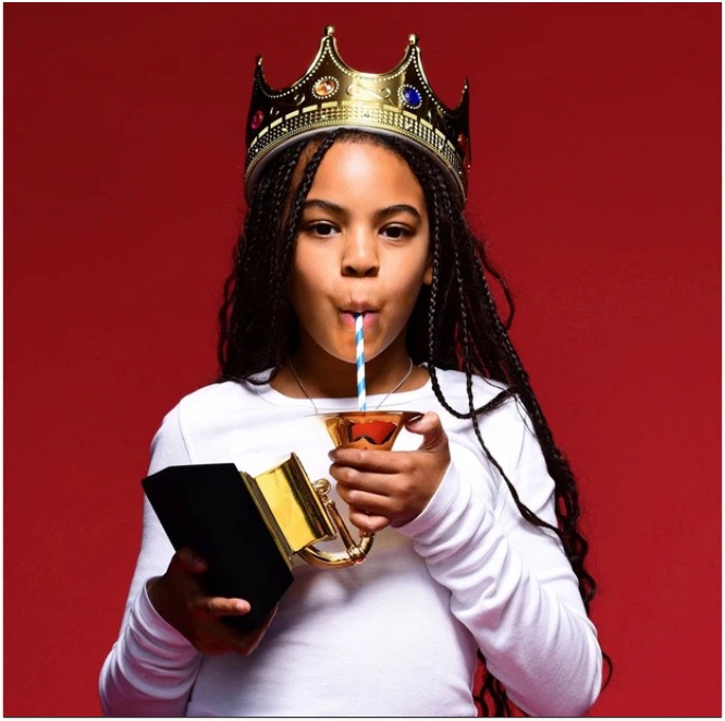 Bức ảnh Blue hút sữa bằng cúp Grammy từng gây bão mạng xã hội.