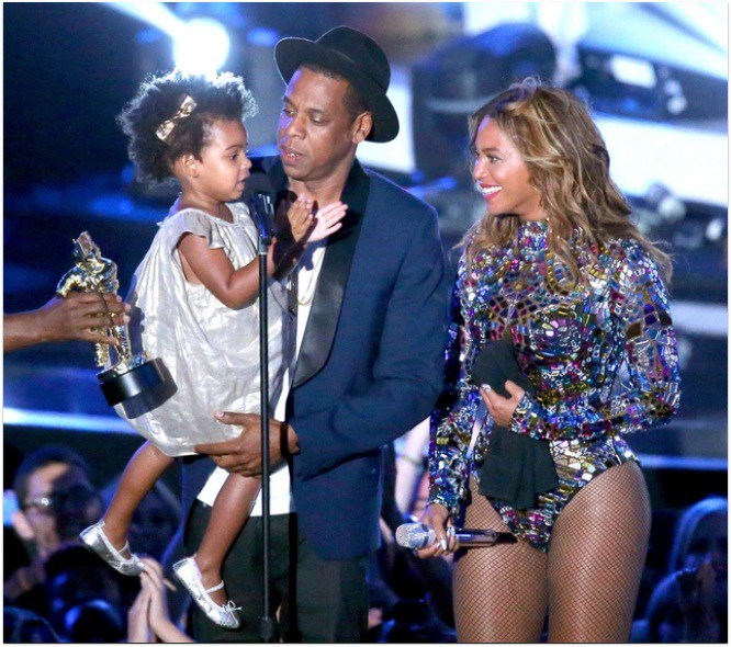 Cô bé nhiều lần giúp bố mẹ nhận được giải thưởng danh giá.