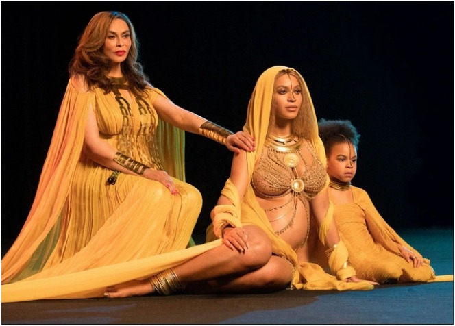 Blue thường xuyên xuất hiện trong các tác phẩm âm nhạc của mẹ.