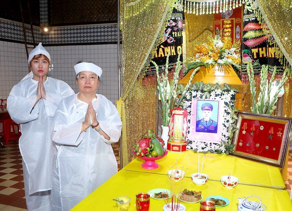 2 năm trước, Phi Thanh Vân và mẹ ruột đau xót tiễn biệt bố qua đời ở tuổi 81.
