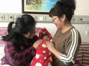 Bà bầu - Bà nội nhất định không để ông ngoại "đón tay" bé mới sinh, mẹ trẻ sau đó thầm cảm ơn