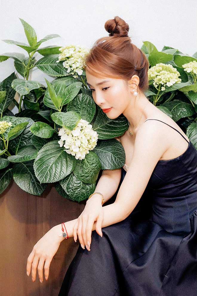 Quỳnh Nga chia sẻ ảnh tâm trạng trong ngày thất tịch.