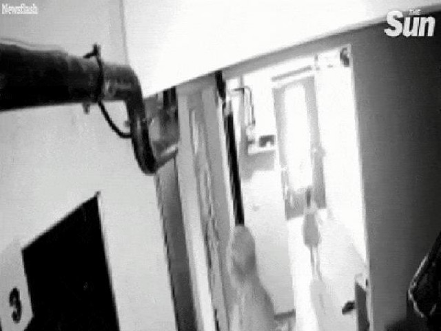 Tin tức - Bé 2 tháng tuổi qua đời thương tâm do tai nạn thang máy, đoạn video hiện trường gây ám ảnh