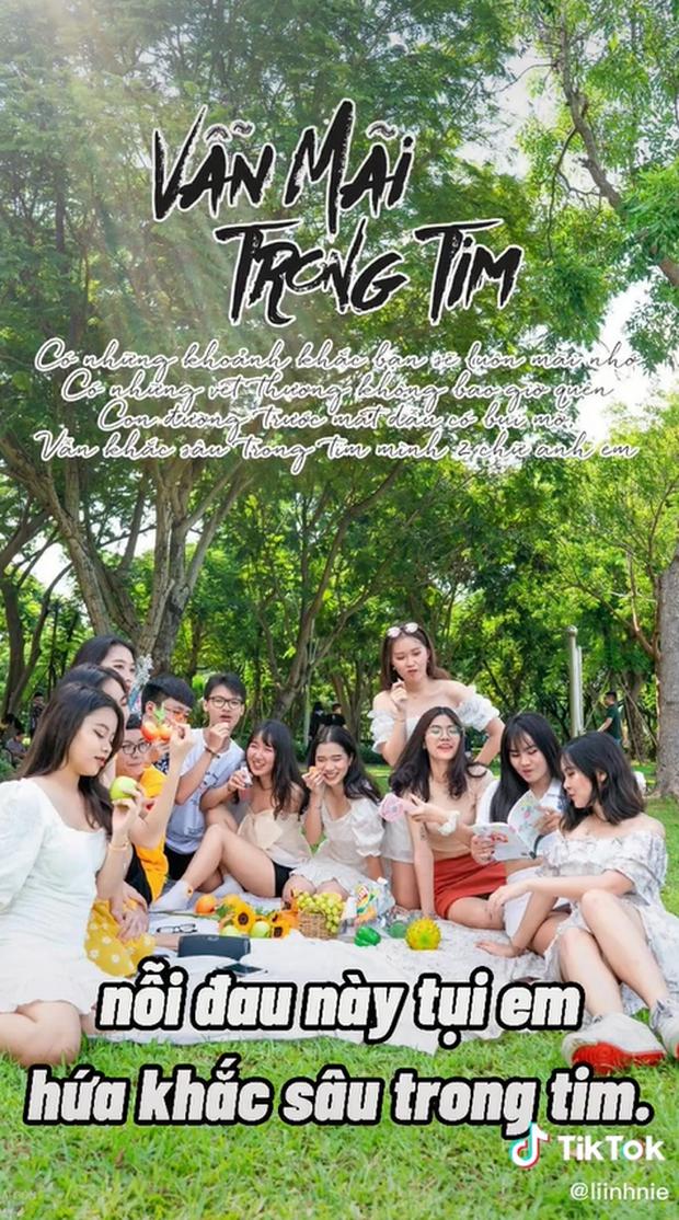 Bộ ảnh kỷ yếu không thể trọn vẹn khi từ màu ảnh, bố cục cho đến phông chữ đều mắc nhiều lỗi.