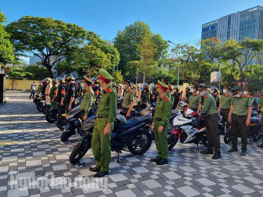 Công an TP Đà Nẵng triển khai các các lực lượng tuần tra để giám sát việc thực hiện ai ở đâu thì ở đó