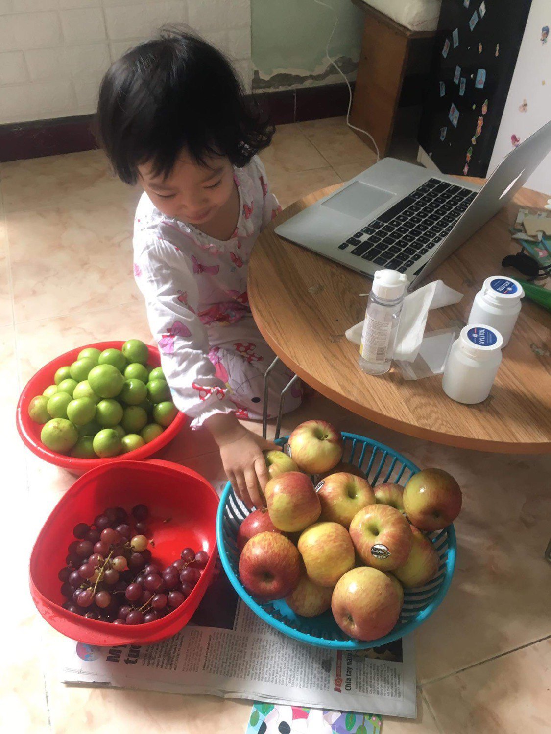 Đầy đủ các món ăn từ trái cây đến rau củ được chị Lâm chọn mặt gửi vàng kĩ càng khi mua trên mạng, hàng về đến tay đều đảm bảo như ý