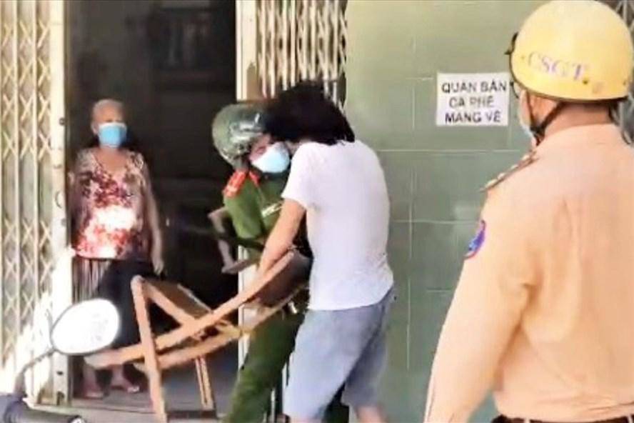 Đối tượng Nguyễn Văn Hải dùng ghế tấn công công an khi bị nhắc nhở đeo khẩu trang. Ảnh cắt từ clip