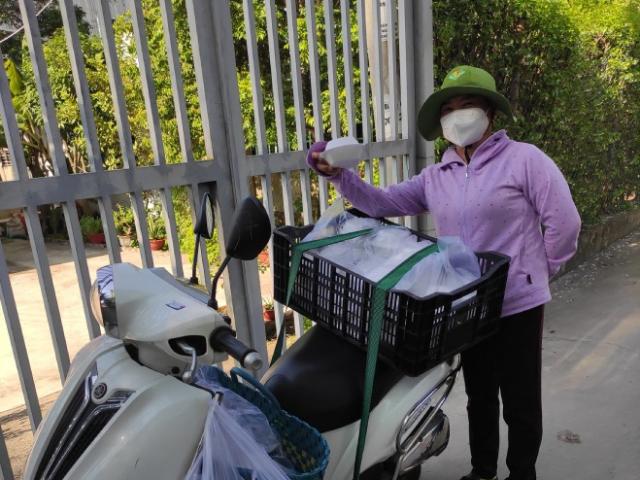 Con khuyên dừng đi phát đồ ăn vì COVID-19 phức tạp, mẹ nói một câu khiến tất cả nín lặng