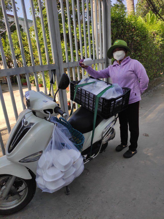 Mẹ của Phi Vũ gõ cửa từng nhà để giúp đỡ người dân khó khăn giữa mùa dịch COVID-19.