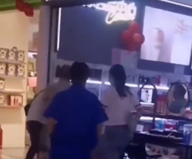 Bắt gặp vợ đi mua sắm với tình nhân trong ngày lễ tình yêu, chồng lao vào xả giận - 1