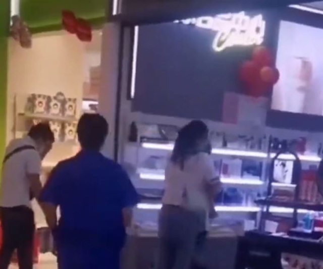 Bắt gặp vợ đi mua sắm với tình nhân trong ngày lễ tình yêu, chồng lao vào xả giận - 2