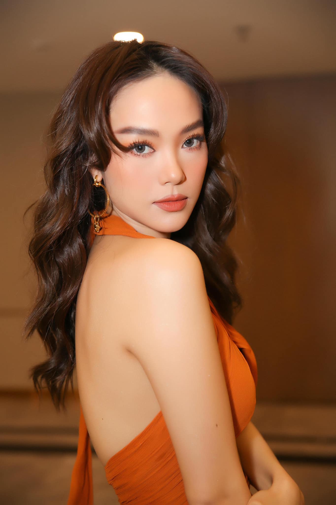 Minh Hằng để mặt mộc thôi cũng đã đẹp. Khi cót thêm sự trợ giúp từ son phấn cùng trang phục, cô luôn là tâm điểm của những ống kính máy ảnh.