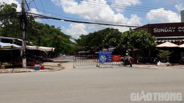 Chốt kiểm soát người dân ra vào chượ phường 1 (TP Bạc Liêu). Ảnh: Gia Minh