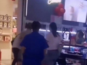 Tin tức - Bắt gặp vợ đi mua sắm với tình nhân trong ngày lễ tình yêu, chồng lao vào xả giận